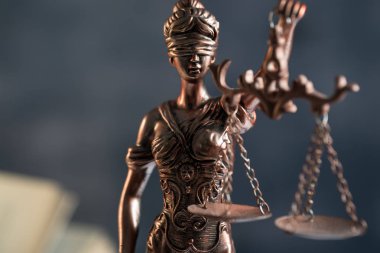 Hukuk ve adalet kavramı. Yargıç, kitaplar, adaletin terazisi çekiç. Mahkeme Tema.