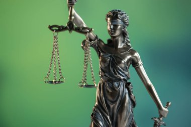 Hukuk ve adalet kavramı. Yargıç, kitaplar, adaletin terazisi çekiç. Mahkeme Tema.