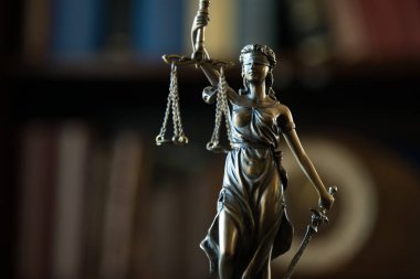 Hukuk ve adalet kavramı. Yargıç, kitaplar, adaletin terazisi çekiç. Mahkeme Tema.