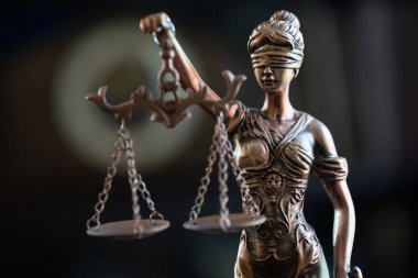 Hukuk ve adalet kavramı. Yargıç, kitaplar, adaletin terazisi çekiç. Mahkeme Tema.