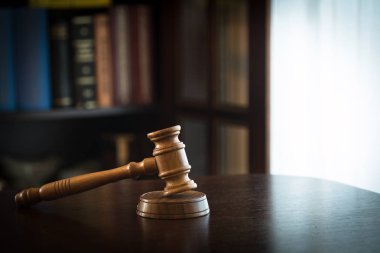 Hukuk ve adalet kavramı. Yargıç, kitaplar, adaletin terazisi çekiç. Mahkeme Tema.