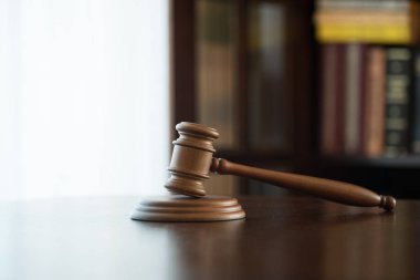 Hukuk ve adalet kavramı. Yargıç, kitaplar, adaletin terazisi çekiç. Mahkeme Tema.