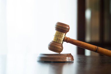 Hukuk ve adalet kavramı. Yargıç, kitaplar, adaletin terazisi çekiç. Mahkeme Tema.