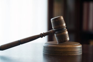 Hukuk ve adalet kavramı. Yargıç, kitaplar, adaletin terazisi çekiç. Mahkeme Tema.