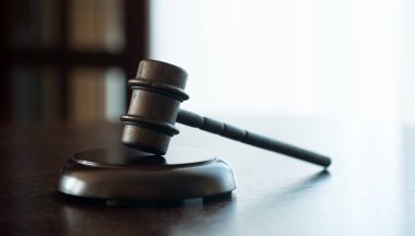 Hukuk ve adalet kavramı. Yargıç, kitaplar, adaletin terazisi çekiç. Mahkeme Tema.