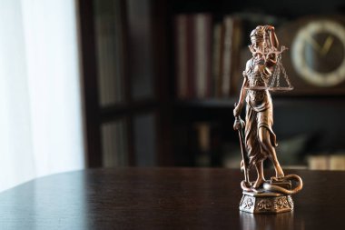 Hukuk ve adalet kavramı. Yargıç, kitaplar, adaletin terazisi çekiç. Mahkeme Tema.