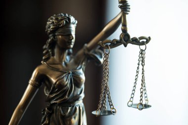 Hukuk ve adalet kavramı. Yargıç, kitaplar, adaletin terazisi çekiç. Mahkeme Tema.