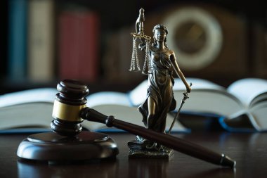 Hukuk ve adalet kavramı görüntü hukuk sembolleri ile