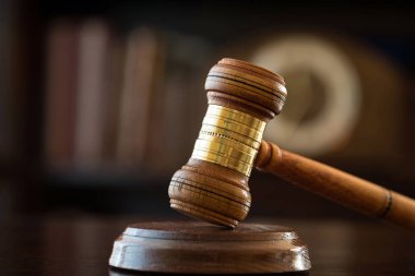 Hukuk ve adalet kavramı görüntü hukuk sembolleri ile