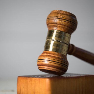 Yargıç tokmak ve adaletin terazisi 