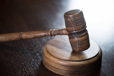 Yargıç tokmak ve adaletin terazisi 