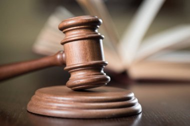 Yargıç tokmak ve adaletin terazisi 