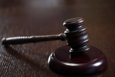 Yargıç tokmak ve adaletin terazisi 