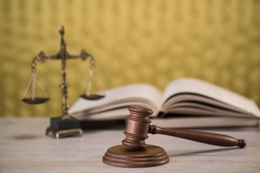  Avukatlar, adalet, çekiç ve eski hukuk pullarla oda ofis arka planda kitaplar