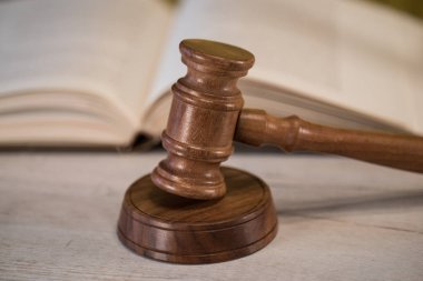  Avukatlar, adalet, çekiç ve eski hukuk pullarla oda ofis arka planda kitaplar