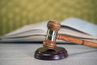  Avukatlar, adalet, çekiç ve eski hukuk pullarla oda ofis arka planda kitaplar