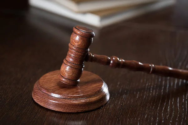 Yargıç tokmak ve adaletin terazisi 