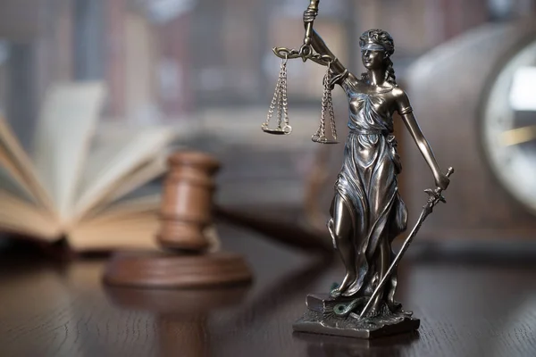 Anwaltsbüro Mit Der Waage Der Gerechtigkeit Hammer Und Alten Gesetzesbüchern — Stockfoto