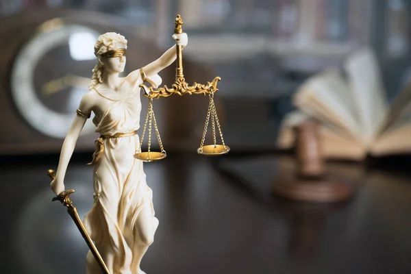  Avukatlar, adalet, çekiç ve eski hukuk pullarla oda ofis arka planda kitaplar