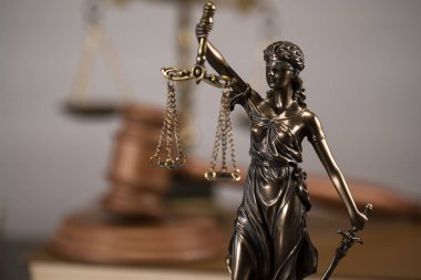  Avukatlar, adalet, çekiç ve eski hukuk pullarla oda ofis arka planda kitaplar