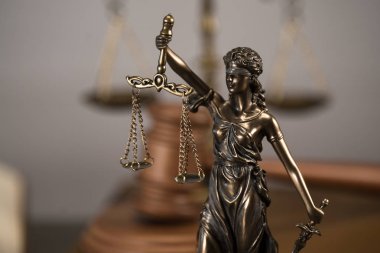  Avukatlar, adalet, çekiç ve eski hukuk pullarla oda ofis arka planda kitaplar