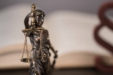  Avukatlar, adalet, çekiç ve eski hukuk pullarla oda ofis arka planda kitaplar