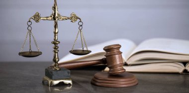  Avukatlar, adalet, çekiç ve eski hukuk pullarla oda ofis arka planda kitaplar