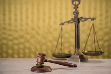 Avukatlar, adalet, çekiç ve eski hukuk pullarla oda ofis arka planda kitaplar