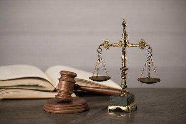  Avukatlar, adalet, çekiç ve eski hukuk pullarla oda ofis arka planda kitaplar