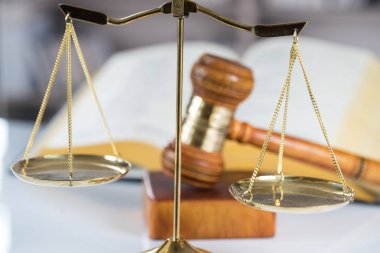  Avukatlar, adalet, çekiç ve eski hukuk pullarla oda ofis arka planda kitaplar
