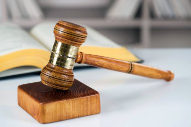  Avukatlar, adalet, çekiç ve eski hukuk pullarla oda ofis arka planda kitaplar