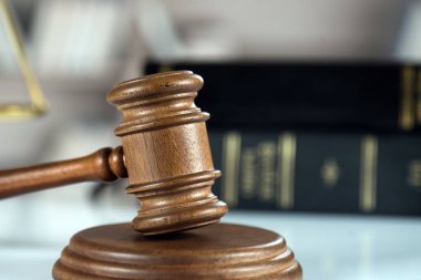  Avukatlar, adalet, çekiç ve eski hukuk pullarla oda ofis arka planda kitaplar