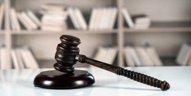  Avukatlar, adalet, çekiç ve eski hukuk pullarla oda ofis arka planda kitaplar