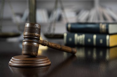  Avukatlar, adalet, çekiç ve eski hukuk pullarla oda ofis arka planda kitaplar