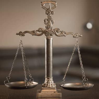  Avukatlar, adalet, çekiç ve eski hukuk pullarla oda ofis arka planda kitaplar