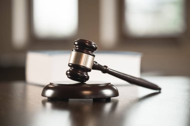  Avukatlar, adalet, çekiç ve eski hukuk pullarla oda ofis arka planda kitaplar