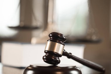  Avukatlar, adalet, çekiç ve eski hukuk pullarla oda ofis arka planda kitaplar