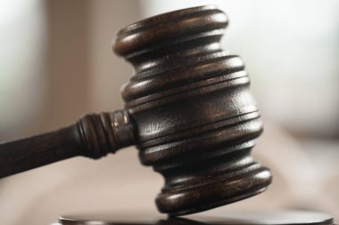  Avukatlar, adalet, çekiç ve eski hukuk pullarla oda ofis arka planda kitaplar