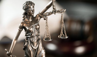 Avukatlar, adalet, çekiç ve eski hukuk pullarla oda ofis arka planda kitaplar