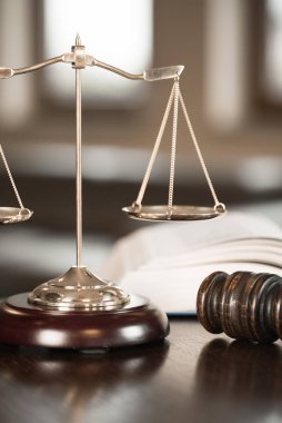  Avukatlar, adalet, çekiç ve eski hukuk pullarla oda ofis arka planda kitaplar