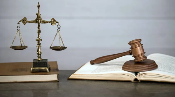 Anwaltsbüro Mit Der Waage Der Gerechtigkeit Hammer Und Alten Gesetzesbüchern — Stockfoto