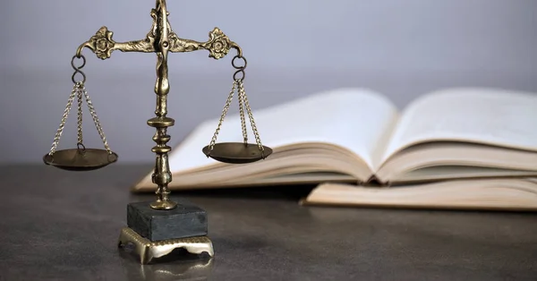  Avukatlar, adalet, çekiç ve eski hukuk pullarla oda ofis arka planda kitaplar