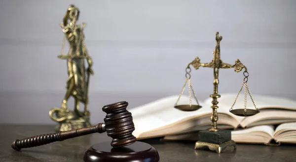 Avukatlar Adalet Çekiç Eski Hukuk Pullarla Oda Ofis Arka Planda — Stok fotoğraf