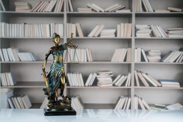 Advogados Sala Escritório Com Escalas Justiça Martelo Livros Antigos Direito — Fotografia de Stock