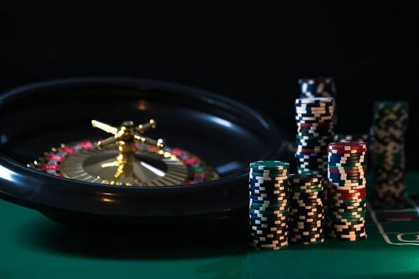 Casino Van Achtergrond Poker Chips Speeltafel Roulettewiel Beweging — Stockfoto
