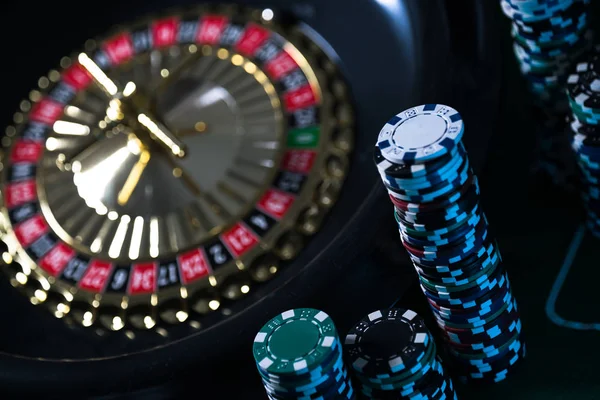 Casino Van Achtergrond Poker Chips Speeltafel Roulettewiel Beweging — Stockfoto