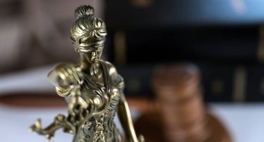 boş denge holding kör Themis heykeli ölçekler, mitolojik Yunan tanrıçası, adalet sembolü