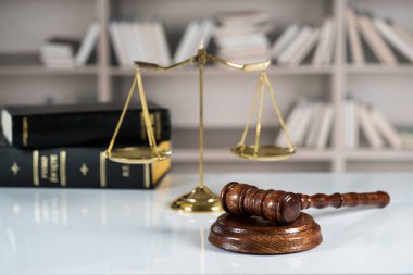  Avukatlar, adalet ve tahta tokmak pullarla oda ofis