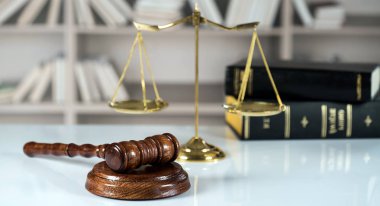  Avukatlar, adalet ve tahta tokmak pullarla oda ofis