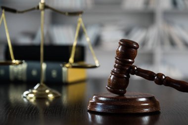  Avukatlar, adalet ve tahta tokmak pullarla oda ofis